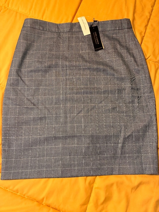 Banana Republic Dresses & Skirts - Look your very best in this great looking (office) skirt for the fall!